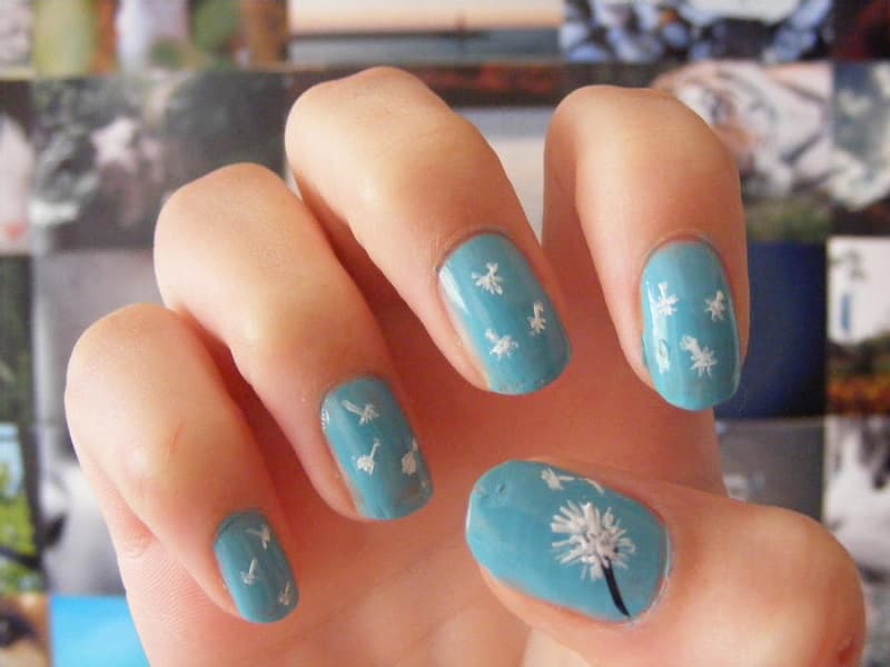 Mẫu nail hoa bồ công anh vừa là tuổi thơ của những đứa trẻ tinh nghịch, vừa là câu chuyện tình lãng mạn