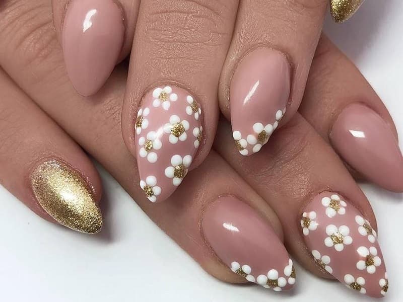 Nail hoa nhỏ li ti giúp bạn nữ trông nổi bật và nữ tính hơn