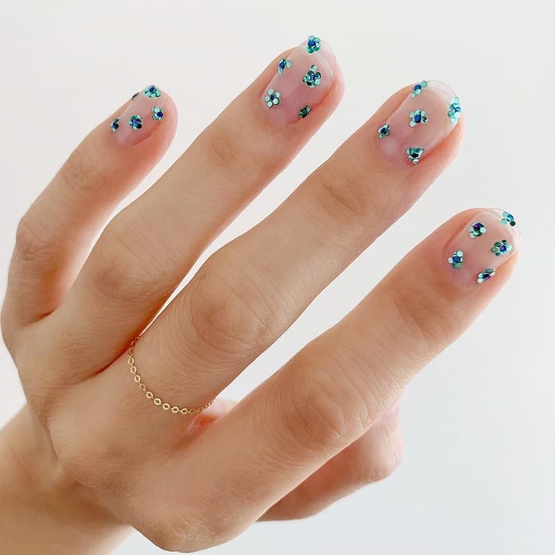 Nail hoa nhỏ li ti giúp bạn nữ trông nổi bật và nữ tính hơn