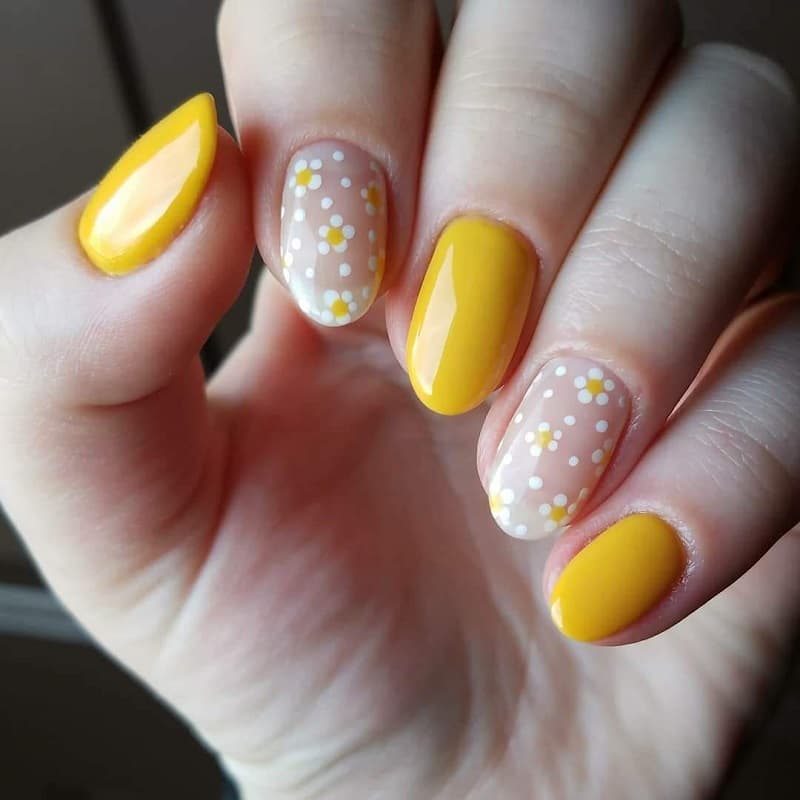Nail hoa nhỏ li ti giúp bạn nữ trông nổi bật và nữ tính hơn