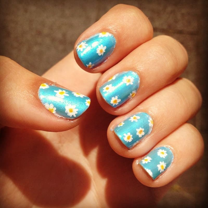 Nail hoa nhỏ li ti giúp bạn nữ trông nổi bật và nữ tính hơn