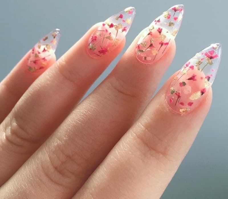 Nail hoa nhỏ li ti giúp bạn nữ trông nổi bật và nữ tính hơn