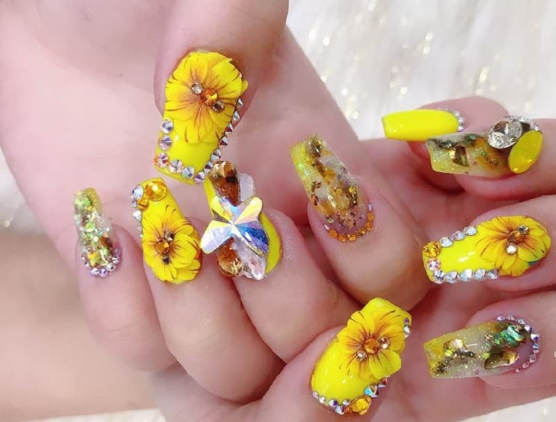 Nail hoa mai ấm áp tươi vui