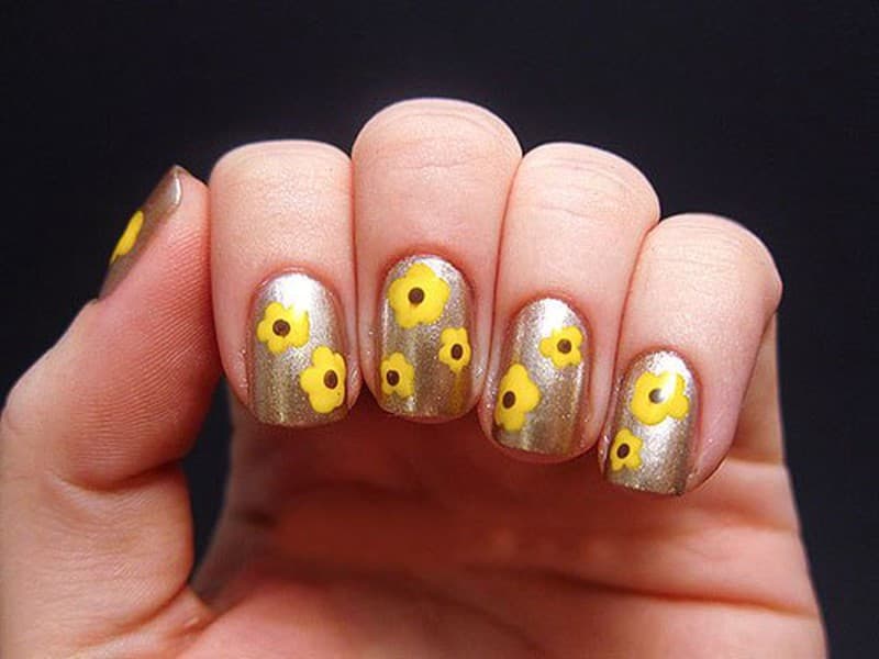 Nail hoa mai ấm áp tươi vui