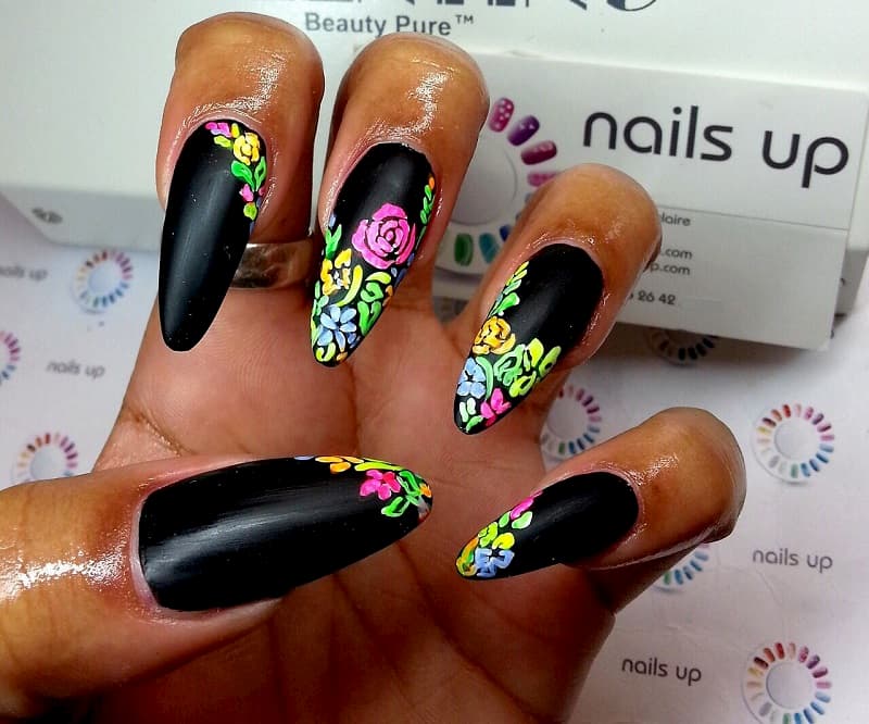 Mẫu nail hoa dài nhọn dành cho những cô nàng cá tính