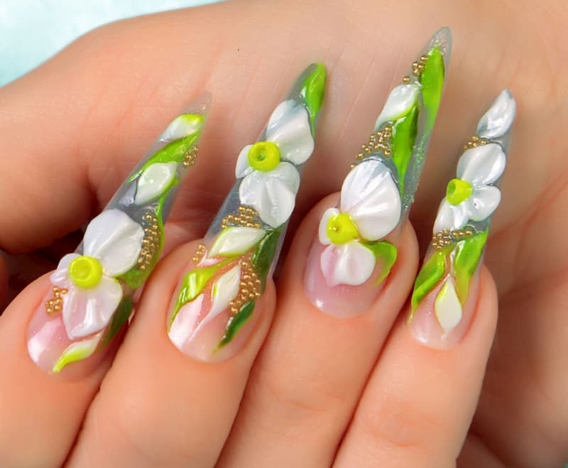 Mẫu nail hoa dài nhọn dành cho những cô nàng cá tính