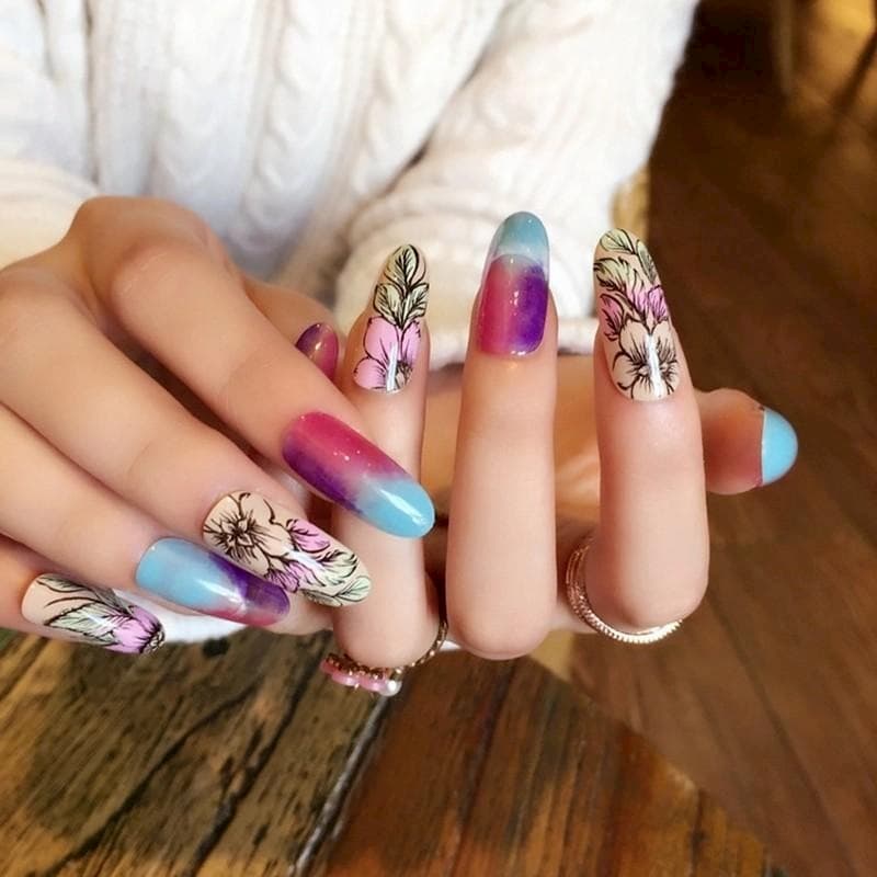Những đôi tay trở nên mềm mại uyển chuyển hơn nhờ vào những mẫu nail hoa kiểu móng oval