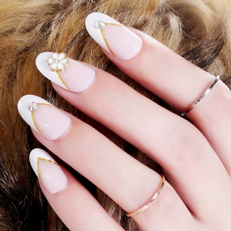 Những đôi tay trở nên mềm mại uyển chuyển hơn nhờ vào những mẫu nail hoa kiểu móng oval