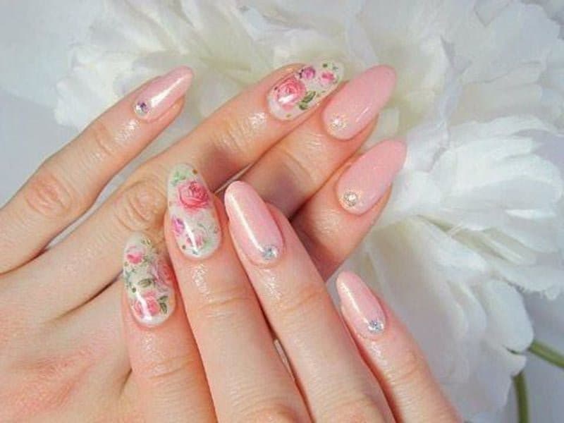 Những đôi tay trở nên mềm mại uyển chuyển hơn nhờ vào những mẫu nail hoa kiểu móng oval