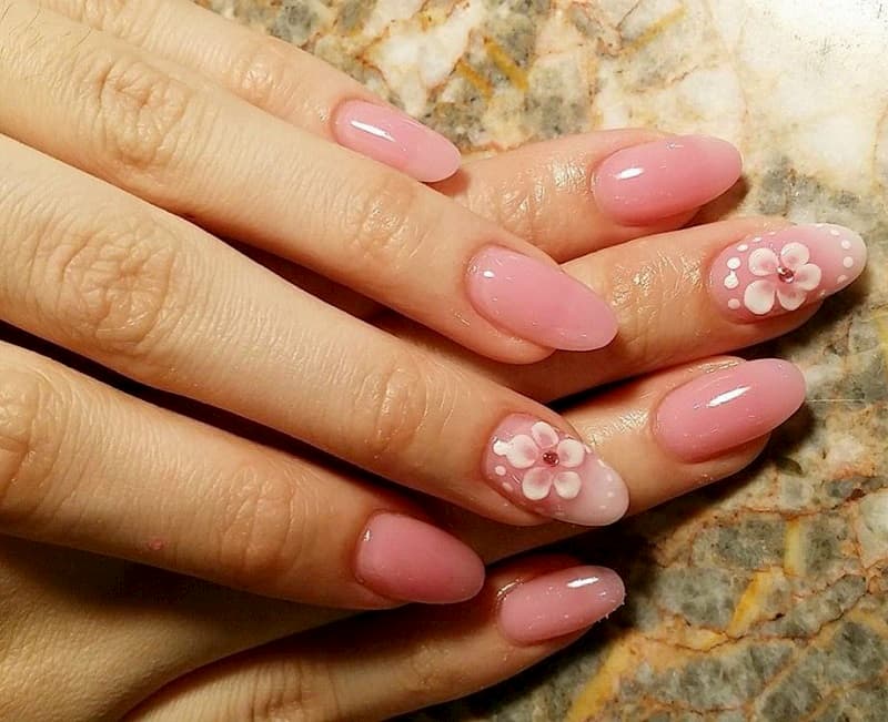 Những đôi tay trở nên mềm mại uyển chuyển hơn nhờ vào những mẫu nail hoa kiểu móng oval