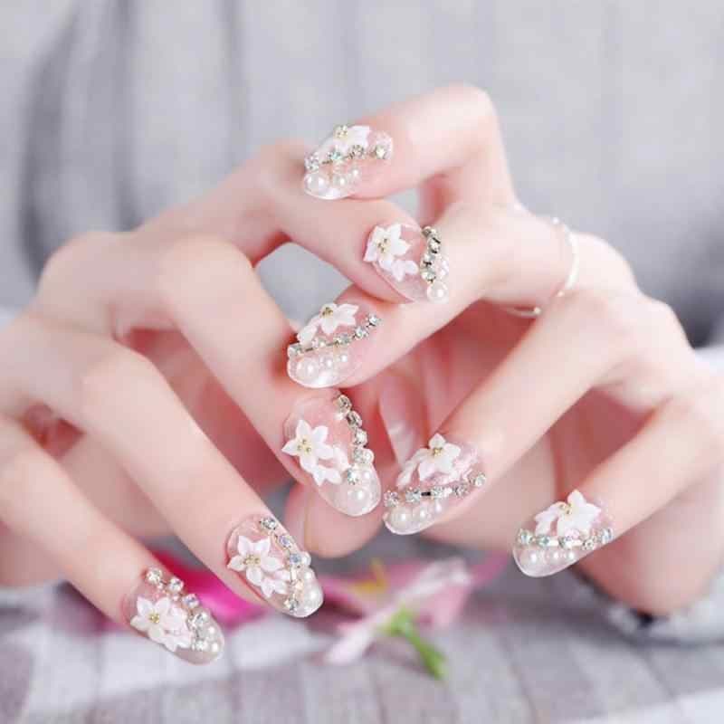 Những đôi tay trở nên mềm mại uyển chuyển hơn nhờ vào những mẫu nail hoa kiểu móng oval