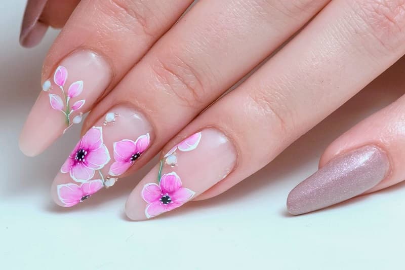Nail hoa tone hồng mỏng manh dịu nhẹ