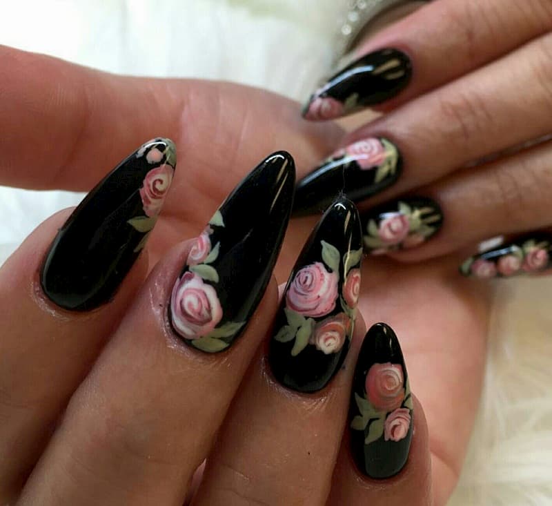 Những mẫu nail hoa tone đen lạ lẫm bí ẩn và thu hút