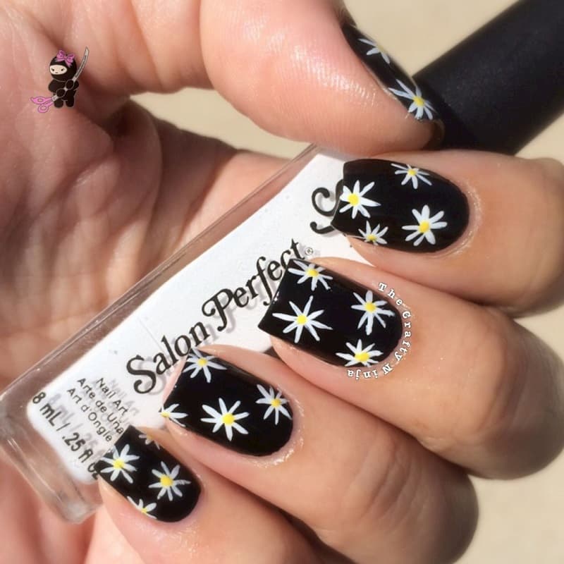 Những mẫu nail hoa tone đen lạ lẫm bí ẩn và thu hút