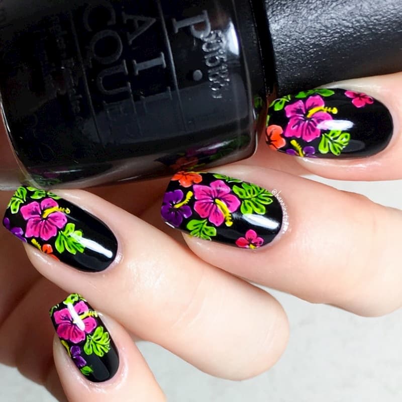 Những mẫu nail hoa tone đen lạ lẫm bí ẩn và thu hút