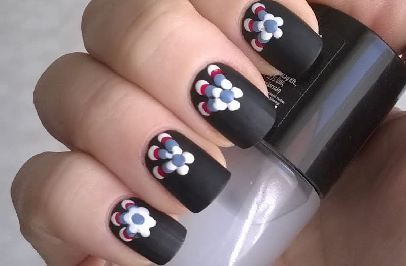 Những mẫu nail hoa tone đen lạ lẫm bí ẩn và thu hút