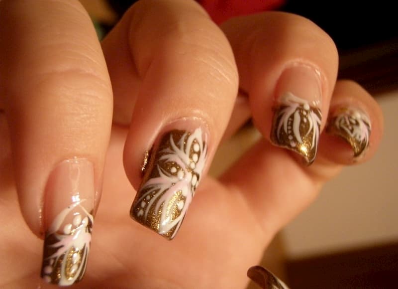 Nail hoa tone nâu đem đến cảm giác gần gũi thân thiện với tất cả mọi người hòa cùng thiên nhiên