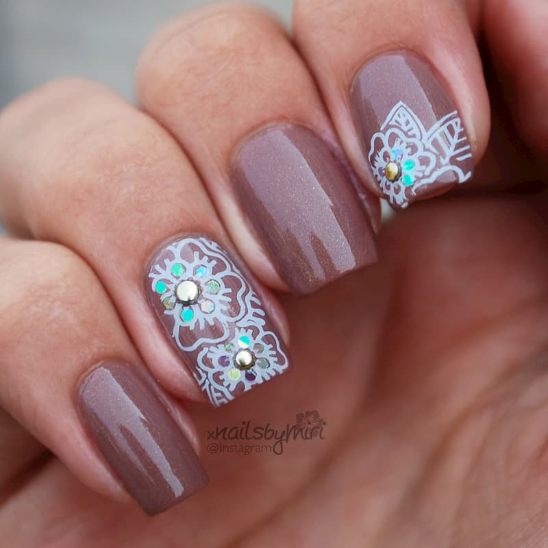 Nail hoa tone nâu đem đến cảm giác gần gũi thân thiện với tất cả mọi người hòa cùng thiên nhiên