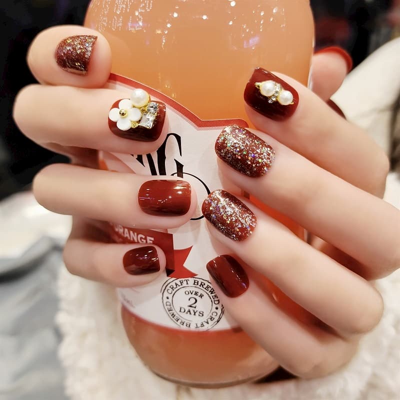 Nail hoa tone nâu đem đến cảm giác gần gũi thân thiện với tất cả mọi người hòa cùng thiên nhiên