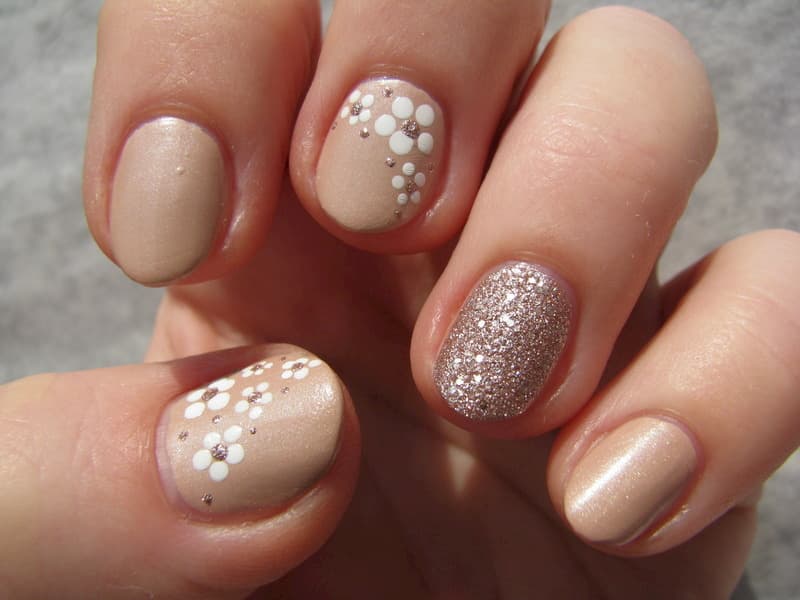 Nail hoa tone nude hiện đại sang chảnh