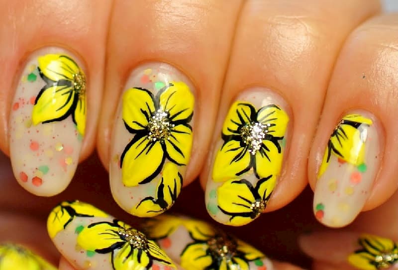 Nail hoa tone vàng ấm áp hạnh phúc và no đủ