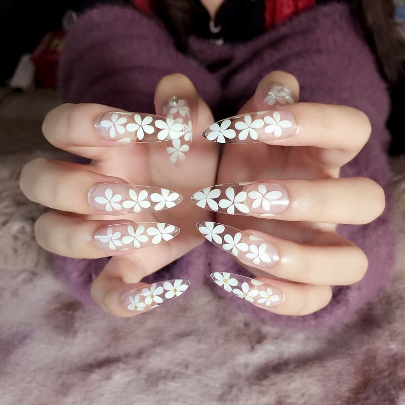 Nail hoa trong suốt thường được các cô dâu yêu thích lựa chọn