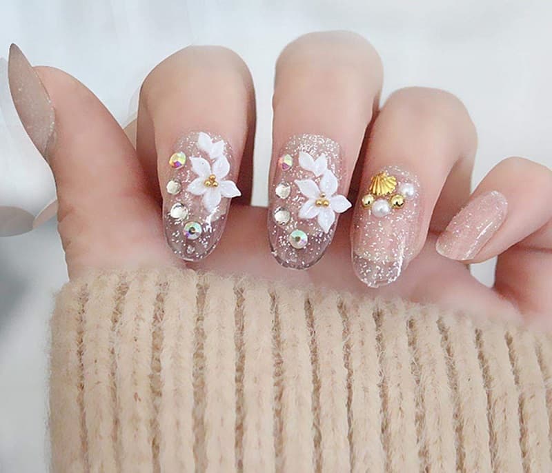 Nail hoa trong suốt thường được các cô dâu yêu thích lựa chọn