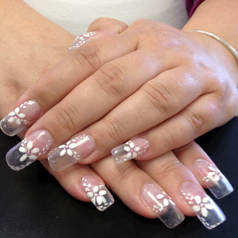 Nail hoa trong suốt thường được các cô dâu yêu thích lựa chọn