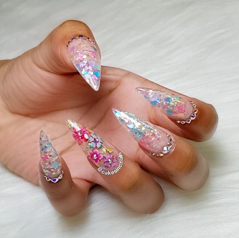 Nail hoa trong suốt thường được các cô dâu yêu thích lựa chọn