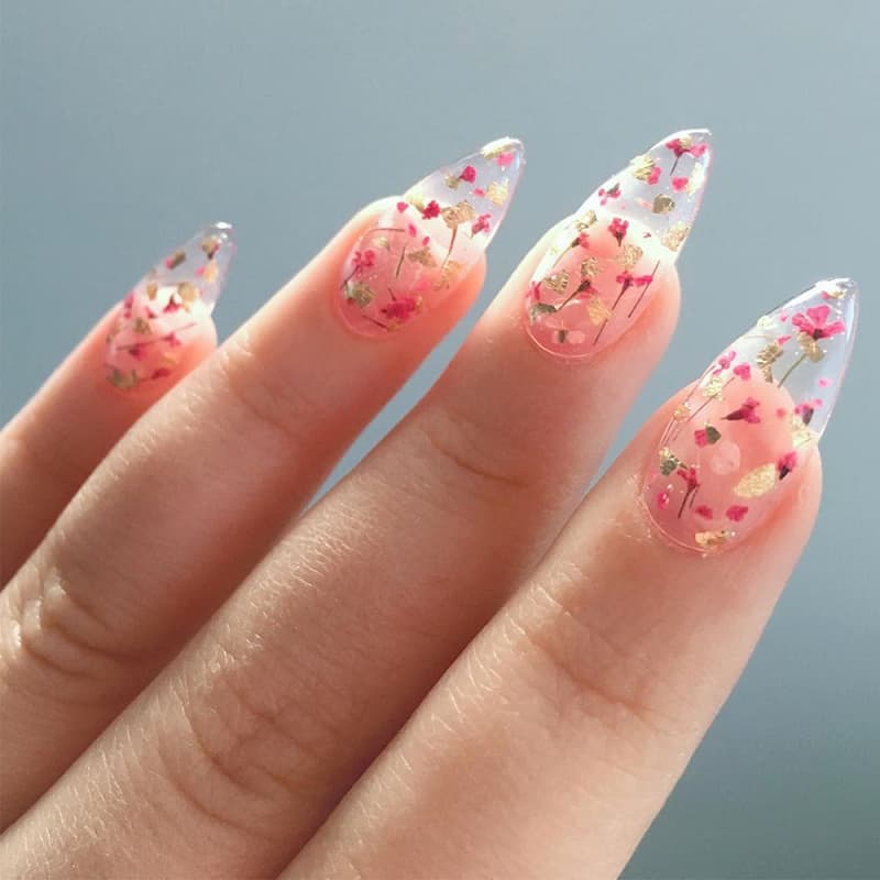 Nail hoa trong suốt thường được các cô dâu yêu thích lựa chọn