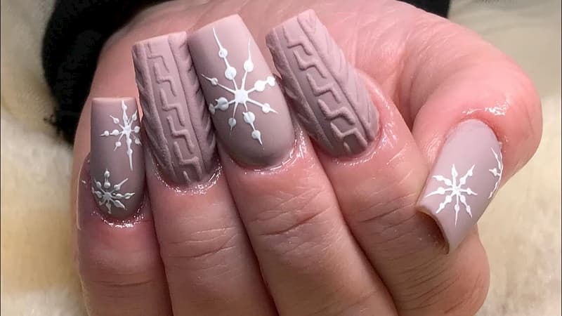 Nail hoa tuyết tone nâu ngọt ngào và quyến rũ