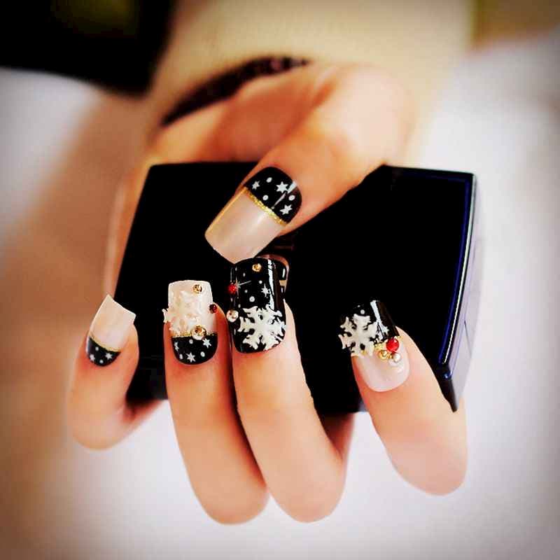 Nail hoa tuyết tone đen mang vẻ đẹp bí ẩn hấp dẫn