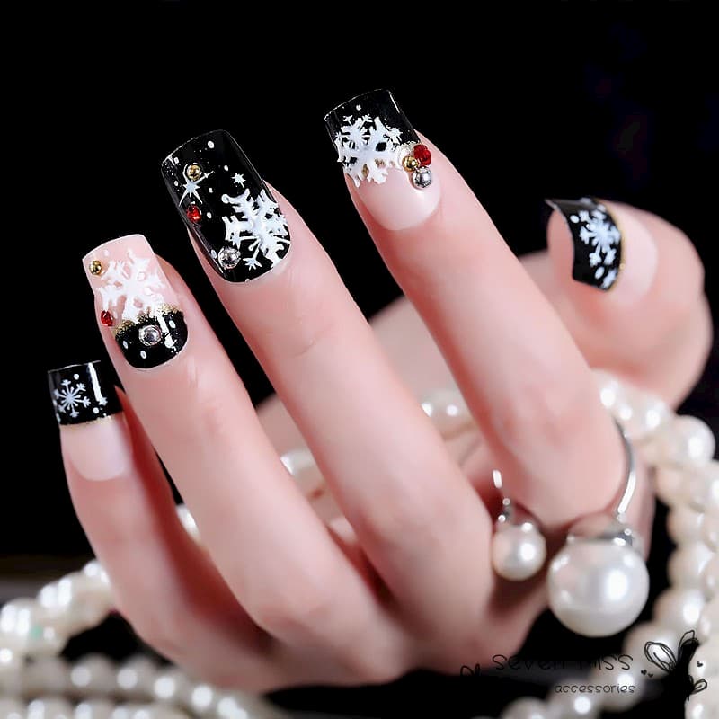 Nail hoa tuyết tone đen mang vẻ đẹp bí ẩn hấp dẫn