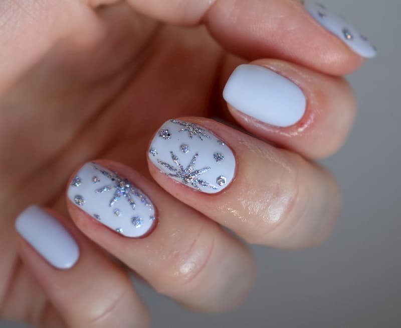 Nail hoa tuyết tone pastel nhẹ dịu và hài hòa
