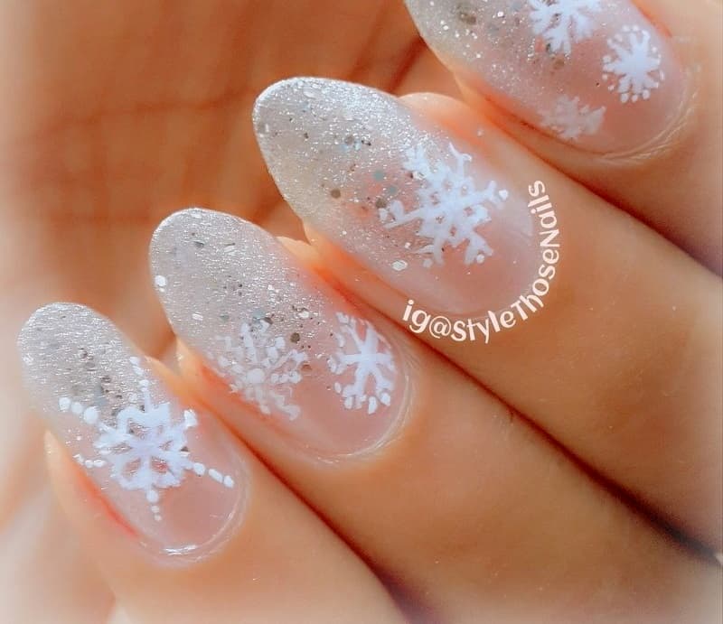 Nail hoa tuyết tone trắng tinh khiết