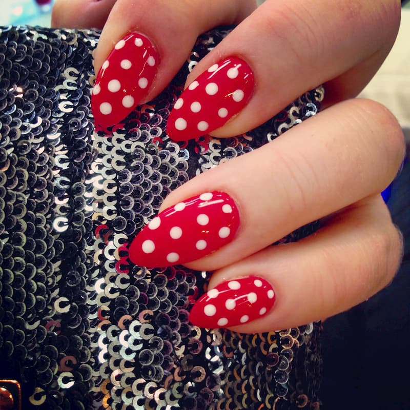 Mẫu nail màu đỏ chấm bi