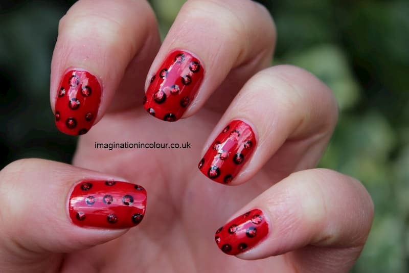 Mẫu nail màu đỏ chấm bi