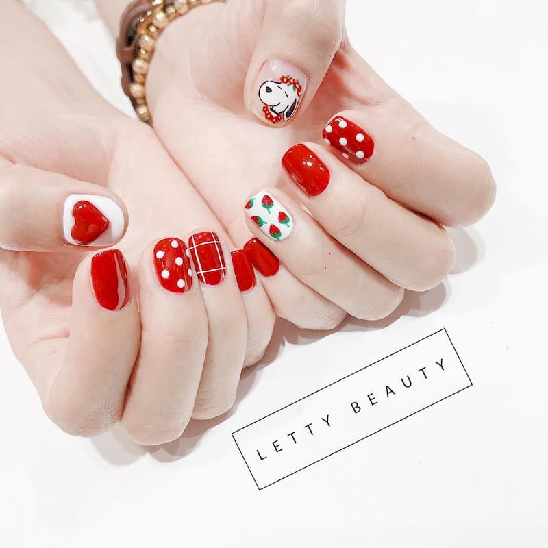 Mẫu nail màu đỏ chấm bi