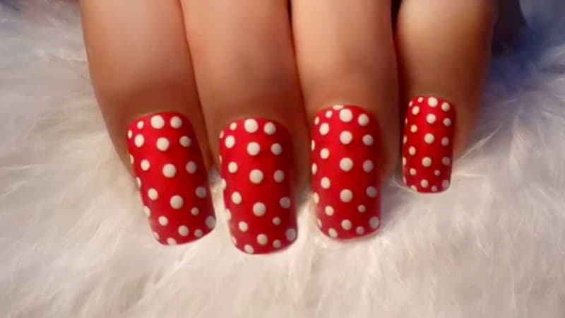 Mẫu nail màu đỏ chấm bi