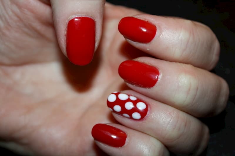 Mẫu nail màu đỏ chấm bi