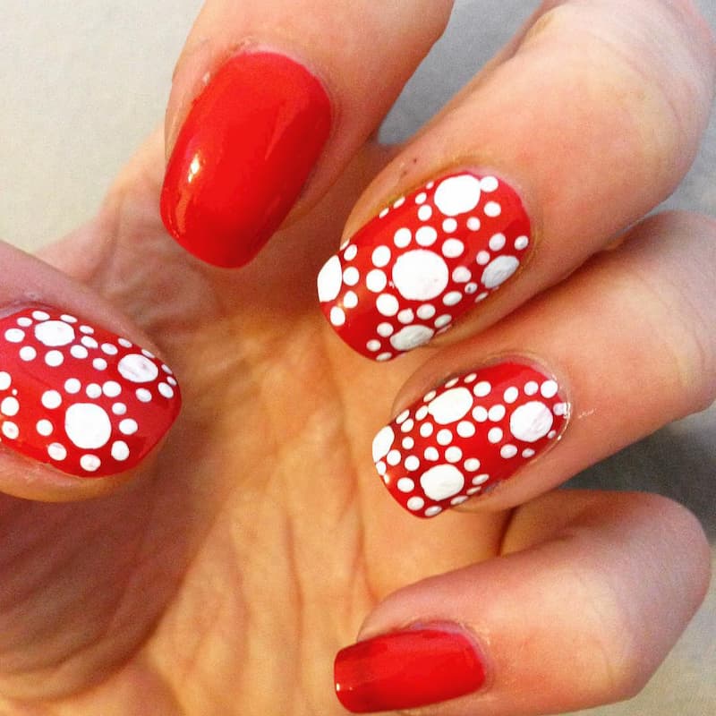 Mẫu nail màu đỏ chấm bi