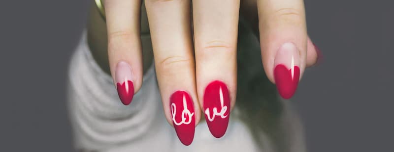 Mẫu nail màu đỏ vẽ hình dễ thương