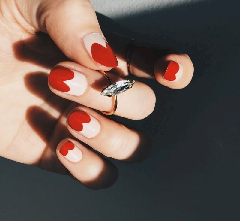 Mẫu nail màu đỏ vẽ hình dễ thương