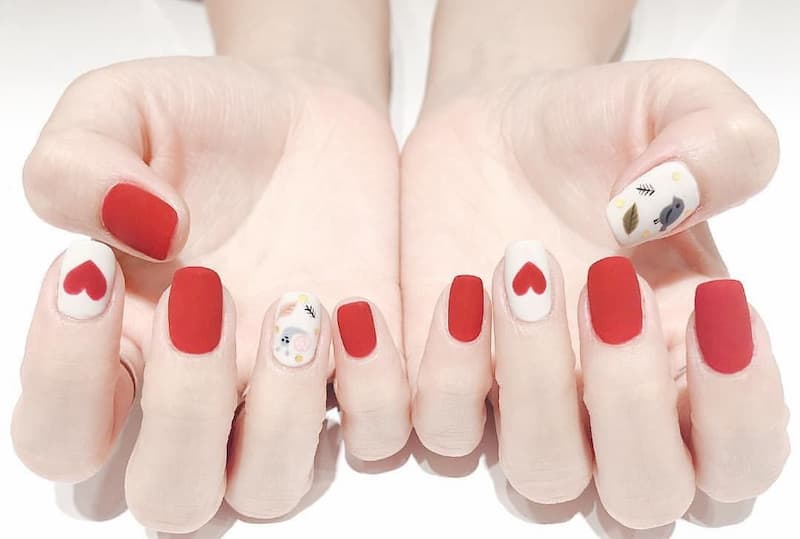 Mẫu nail màu đỏ vẽ hình dễ thương