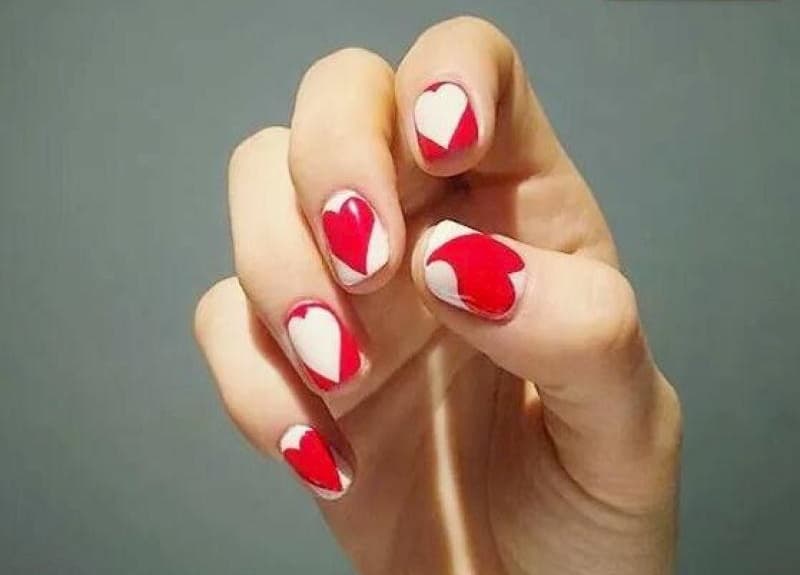 Mẫu nail màu đỏ vẽ hình dễ thương