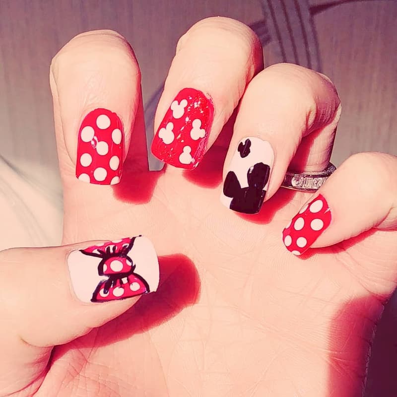 Mẫu nail màu đỏ vẽ hình dễ thương