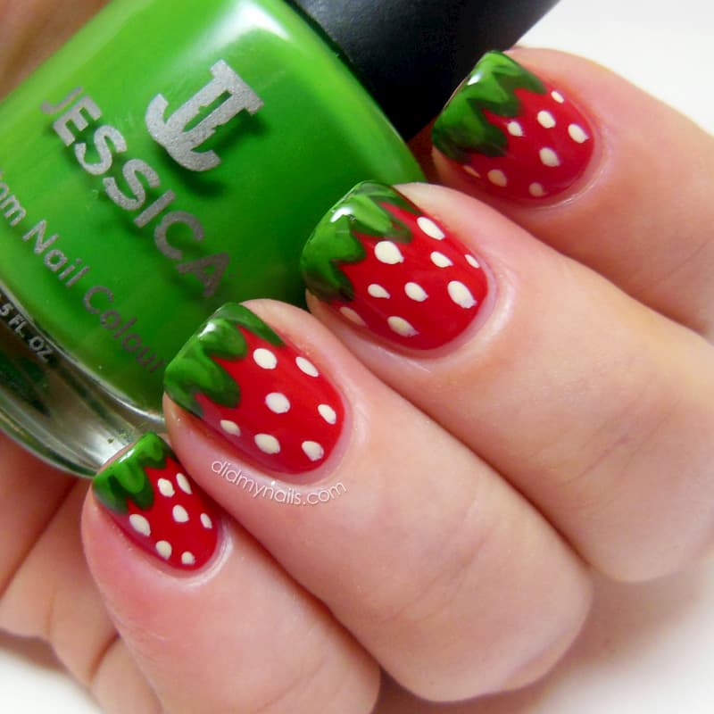 Mẫu nail màu đỏ vẽ hình dễ thương