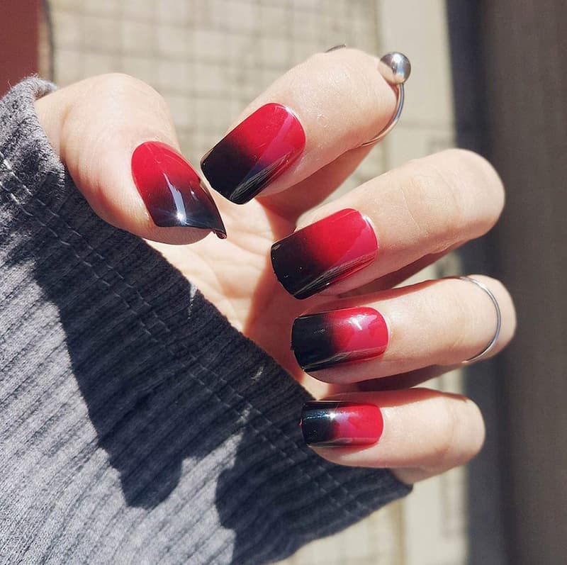 Mẫu nail màu đỏ đen