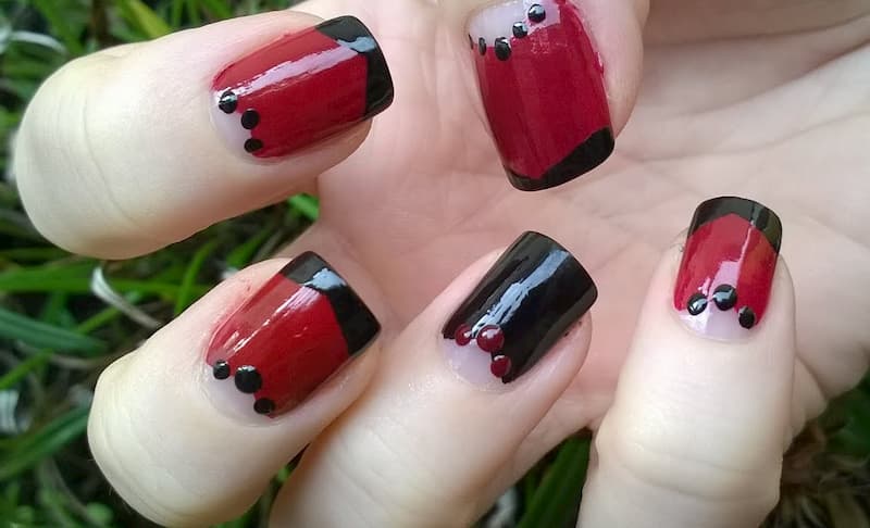 Mẫu nail màu đỏ đen