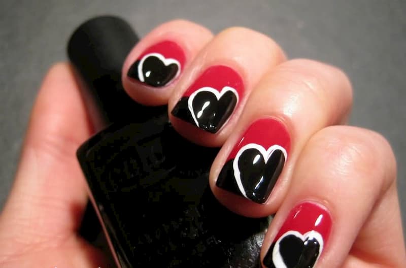 Mẫu nail màu đỏ đen